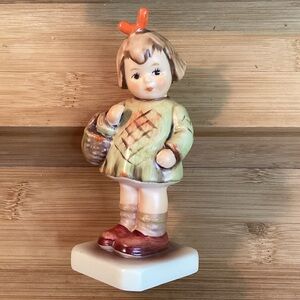 Hummel "I Brought You a Gift" #284 Club Member Figure 1992 Little Girl 3.78"